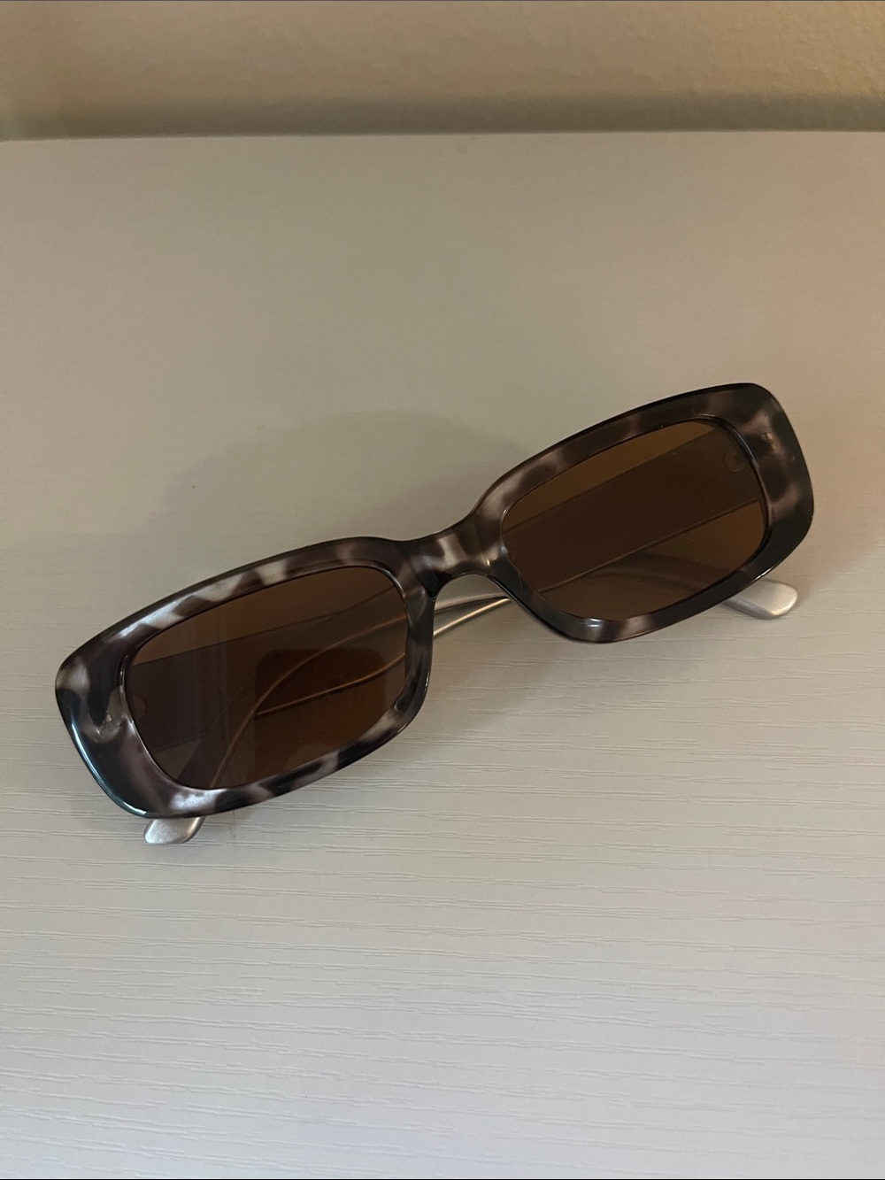 Tortoise-shell square glasses